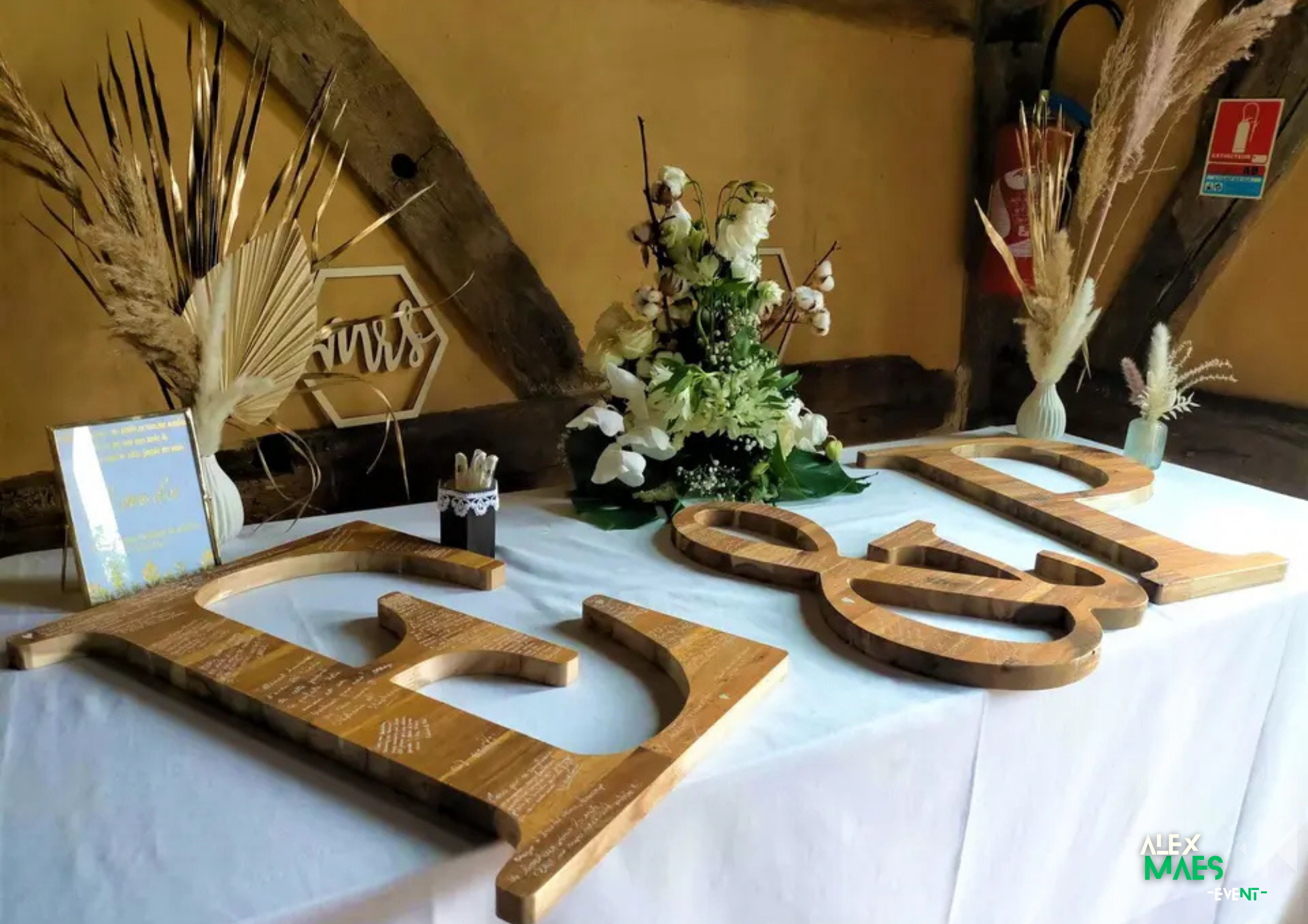 Un livre d'or en bois 2 livre dor en bois 2