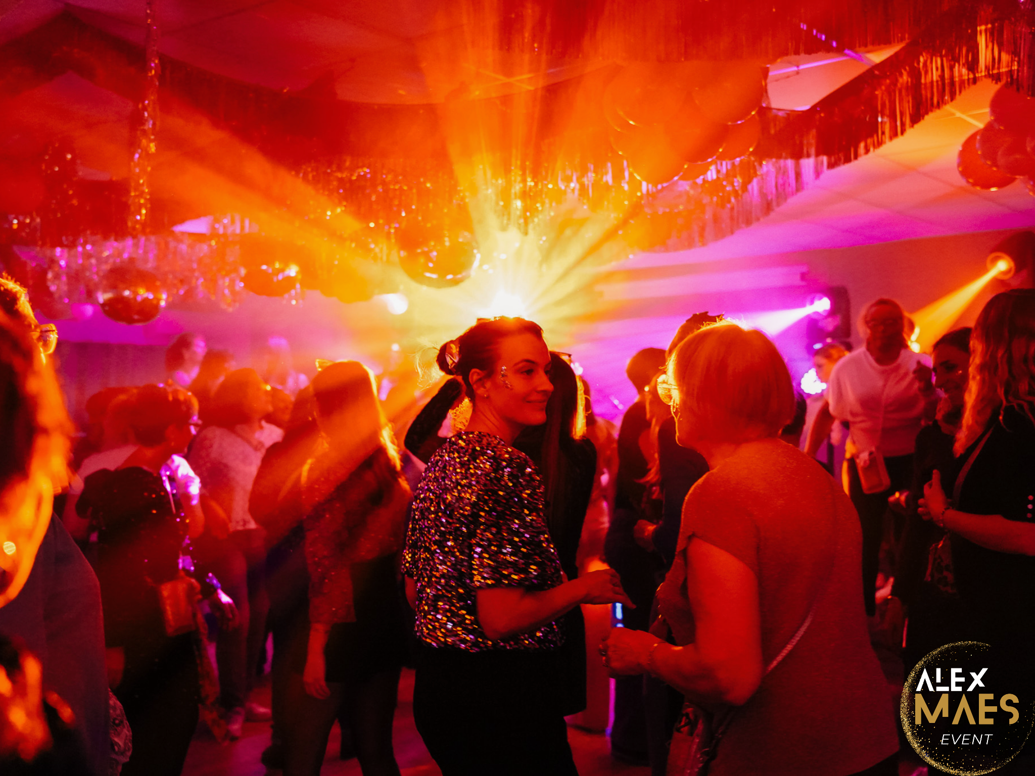 Ambiance musicale et éclairage d'une soirée d'anniversaire